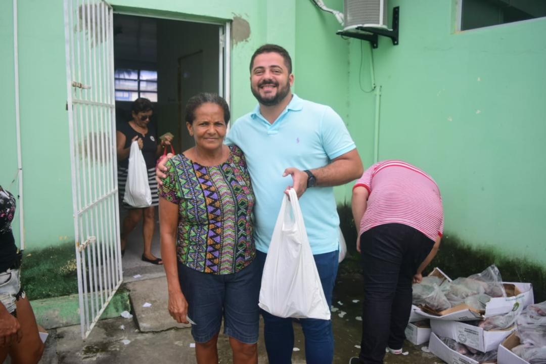 Prefeitura de Areia Branca distribui peixe da Semana Santa para quase 3 mil famílias