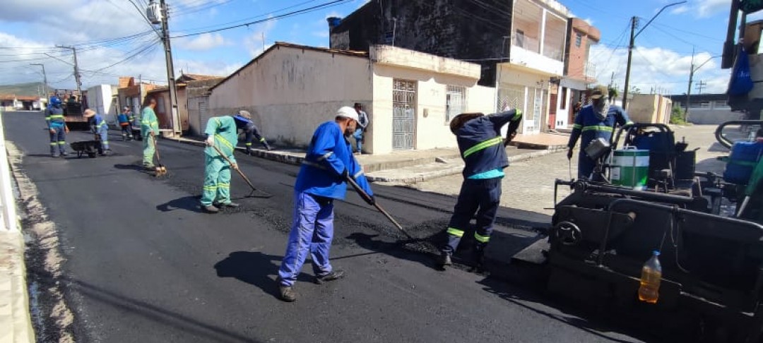 Prefeitura de Areia Branca realiza pavimentação asfáltica em diversas ruas da sede do município