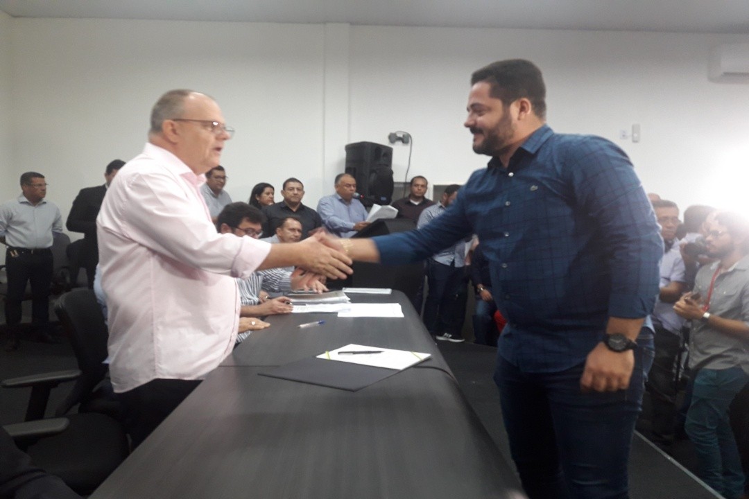 Prefeito Alan assina ordem de serviço que garante pavimentação asfáltica de 16 vias