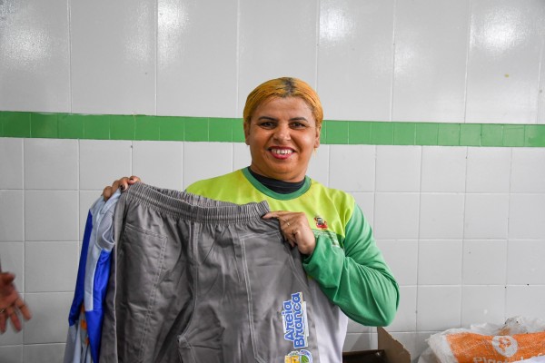 Imagem da notícia Servidores do setor de obras e limpeza recebem novos uniformes de trabalho