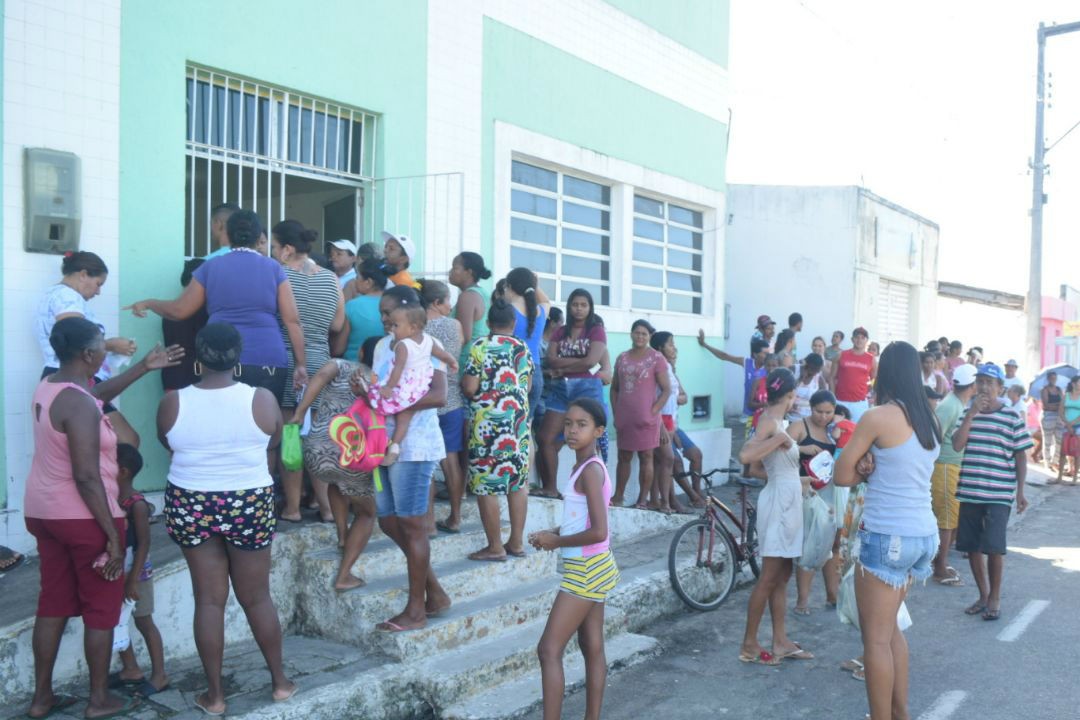 Prefeitura de Areia Branca distribui peixe da Semana Santa para mais de 3.500 famílias