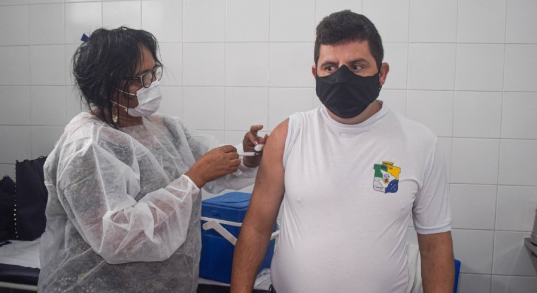 Profissionais da força de segurança são vacinados em Areia Branca