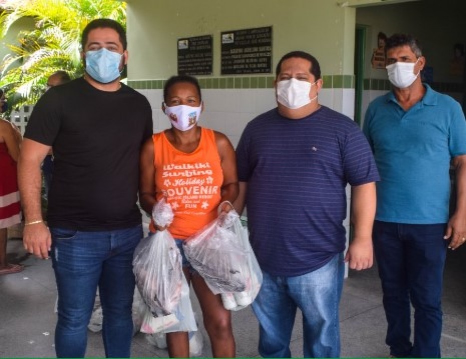 PREFEITURA DE AREIA BRANCA DISTRIBUI KIT DO PEIXE DA SEMANA SANTA